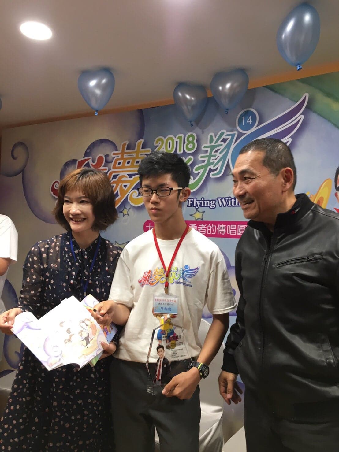 新北市政府發表新書「擁夢飛翔」,雅文基金會學生廖軒億的故事也收錄其中。(圖中為廖軒億)