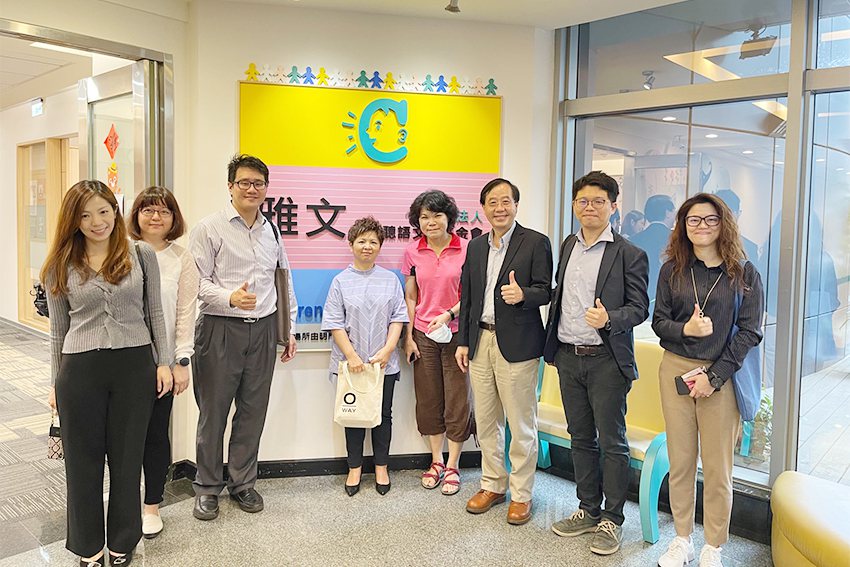 中原醫工教師群拜訪雅文基金會，雙方合作開設課程，訓練學生研發聽語復健輔具。 中原...