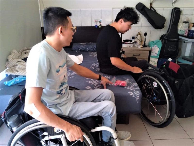 脊髓損傷基金會透過同儕訪視員到宅訪視並親身教導傷友克服障礙的生活小技巧。 圖／陳...
