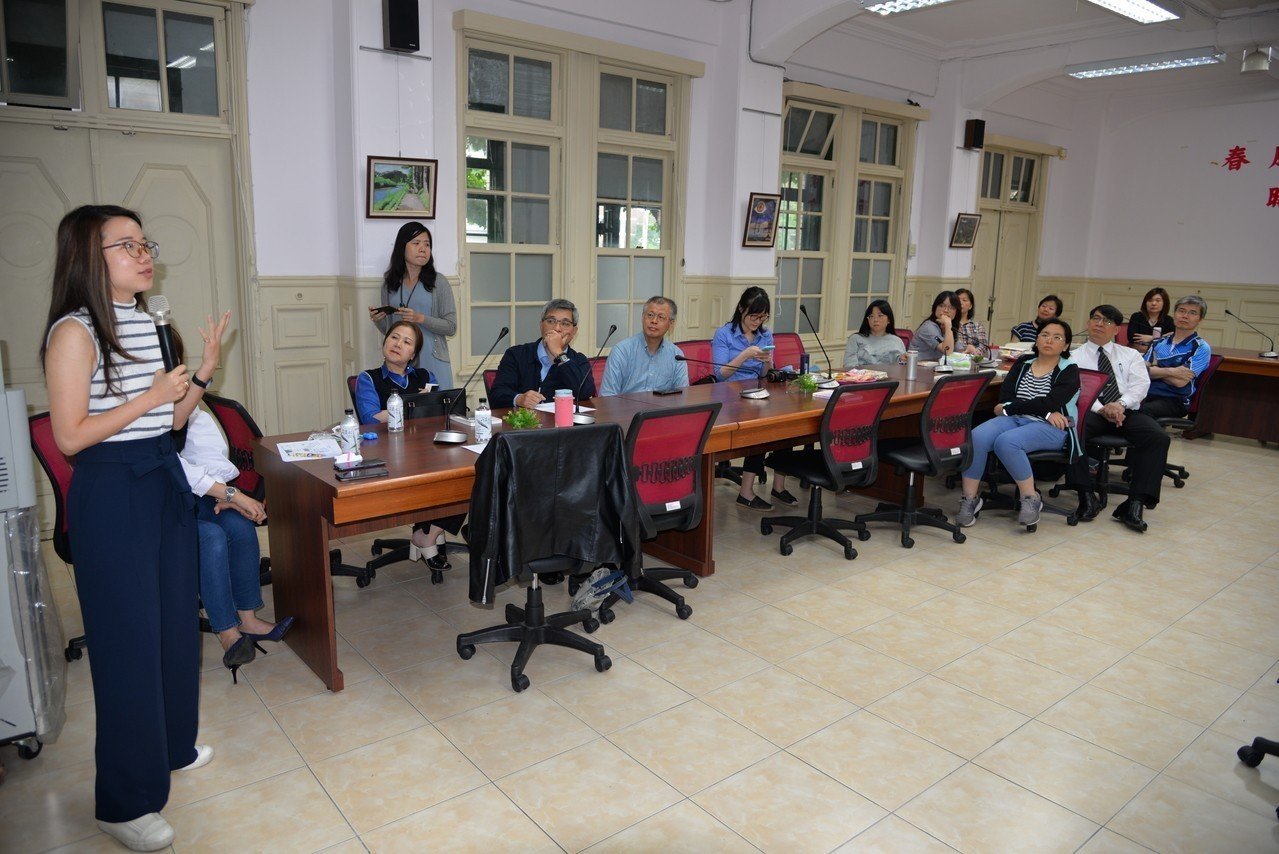 北一女和台灣大學畢業的林以婕(左一)分享她的聽損人生的成長歷程。 uStory有故事／提供