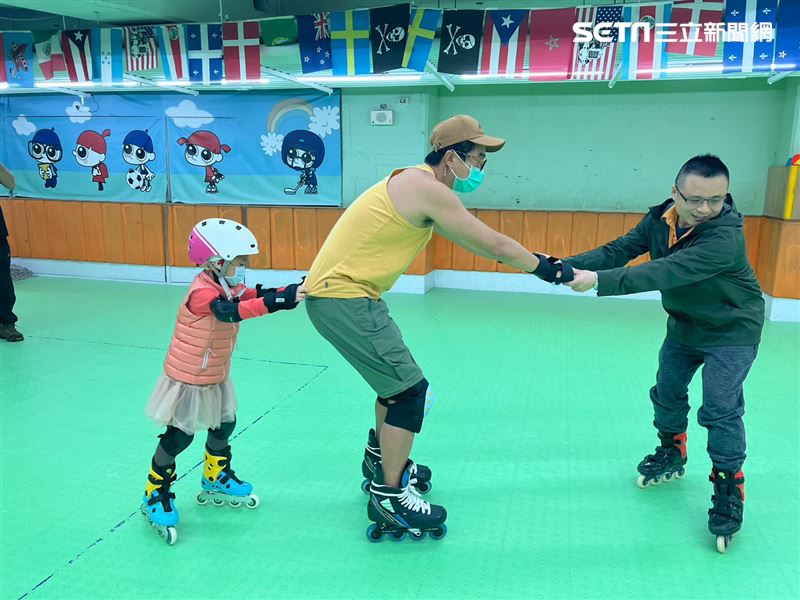 聽損兒Abby穿上直排輪後展現女飆仔的慓悍,嚇壞一米八的少偉叔叔