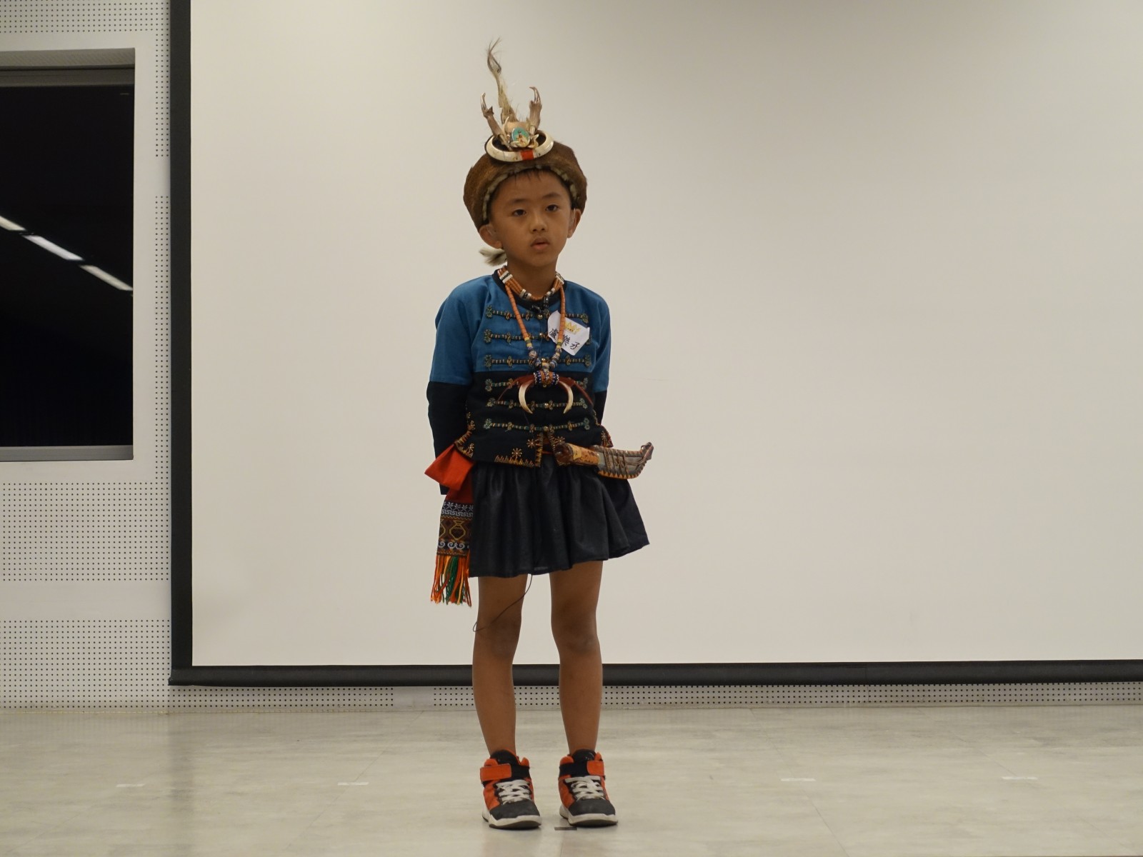 盧樂丞當天穿著排灣族族服上台，表演朗讀故事。 有故事