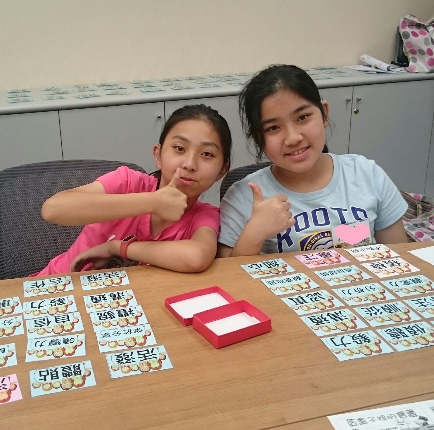 The teacher used characteristic cards to let teenagers understand each other more.