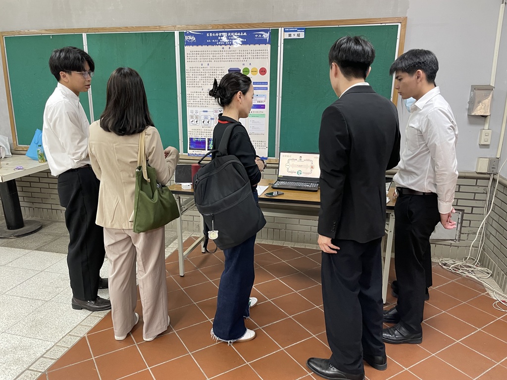 雅文基金會擔任全國醫工日創新醫材競賽之社會公益獎評審-聽取參賽團隊簡報中