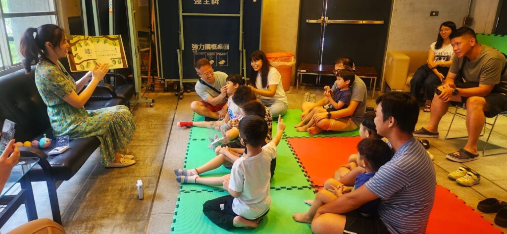 一起在老師的故事裡大笑、學習。